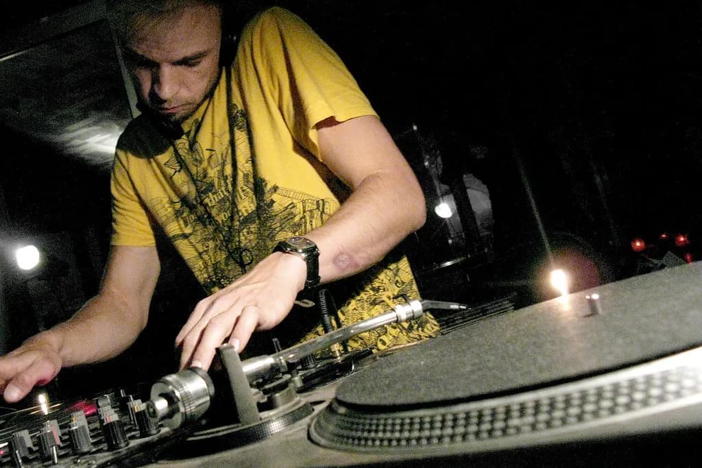 17 Best Districts, Bars & Clubs: Cologne Nightlife Guide (2026)